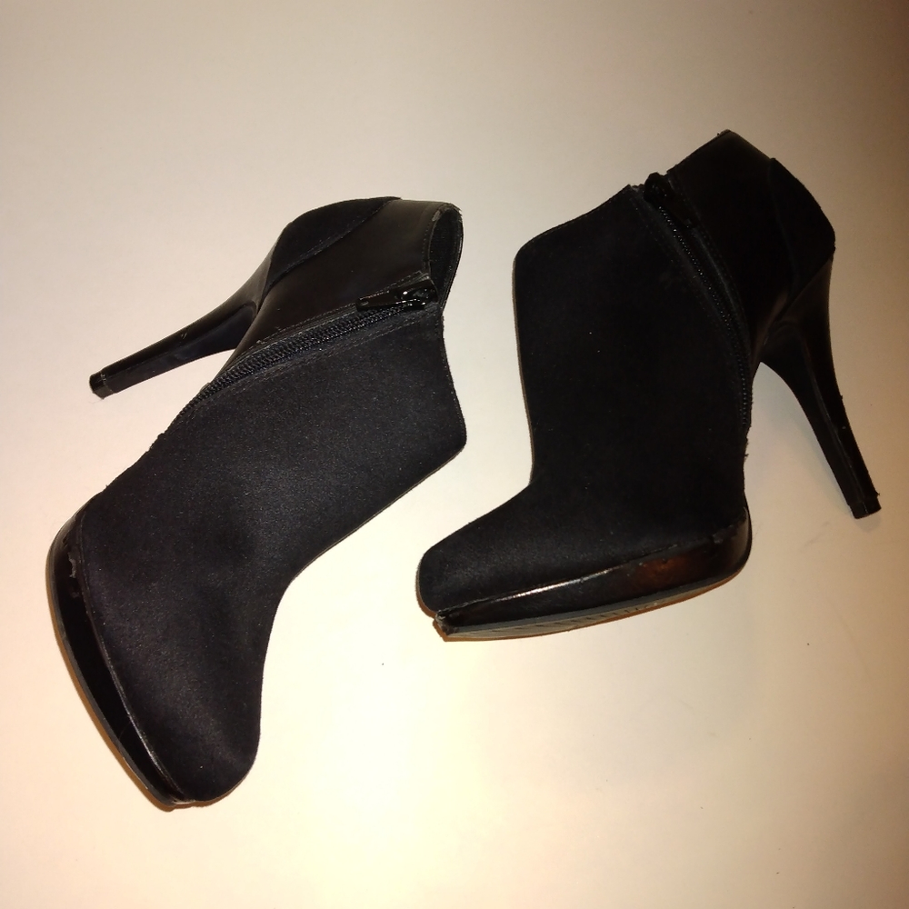 X-Appeal black ankle boots size 7 faux suede in EUC